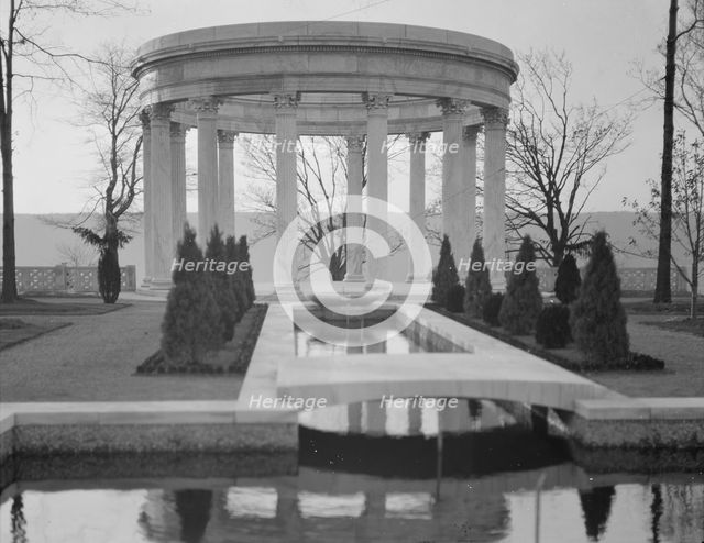 Untermeyer [i.e. Untermyer] garden, 1917 Creator: Arnold Genthe.