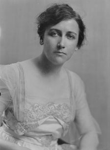Underwood, S.K., Mrs., portrait photograph, 1916. Creator: Arnold Genthe
