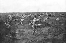 Une Nouvelle Phase; L'avance de l'artillerie: un groupe opere sa nouvelle mise en..., 1916 (1924) Creator: Unknown