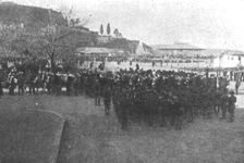 Une base Allemande en Adriatique: L'occupation de Corfou; la musique des alpins aux..., 1916. Creator: Dr. Coupe