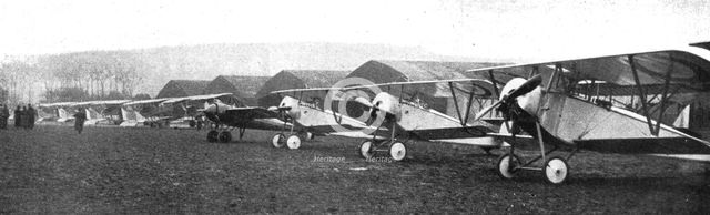'Une escadrille d'avions de chasse : au premier plan, trois Nieuport repides; ensiute..., c1916. Creator: Unknown.