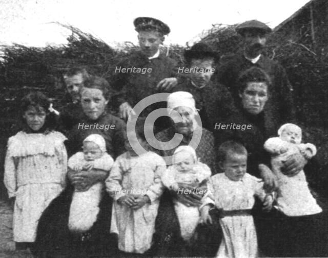 'Une famille interessante', 1916. Creator: Unknown.