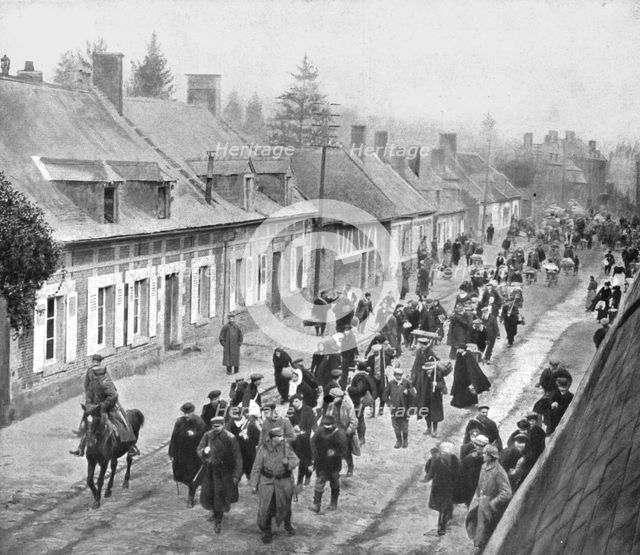 'Une population francaise emmenee en captivite: a Guiscard (Oise), le 16 fevrier 1917, les..., 1917. Creator: Unknown.
