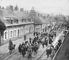 Une population francaise emmenee en captivite: a Guiscard (Oise), le 16 fevrier 1917, les..., 1917. Creator: Unknown