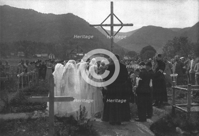 'Une premiere communion en Alsace: la Priere sur les tombes des soldats', 1916. Creator: Unknown.