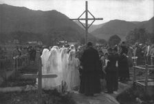 Une premiere communion en Alsace: la Priere sur les tombes des soldats 1916. Creator: Unknown