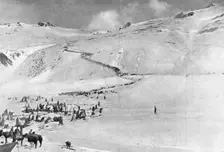 Une rude campagne d'hiver; Les chasseurs du Caucase descendent du plateau de..., 1916 (1924) Creator: Unknown
