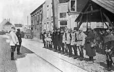 Une solennite militaire unique; Un homme de troupe aligne avec douze Generaux 1915. Creator: Unknown