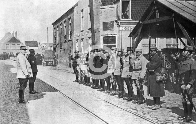 'Une solennite militaire unique; Un homme de troupe aligne avec douze Generaux', 1915. Creator: Unknown.