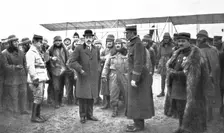 Une visite aux formations aeronautiques militaires; dans une ecole d'aviation..., 1916 Creator: Unknown