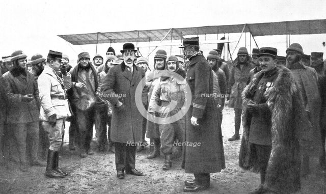 'Une visite aux formations aeronautiques militaires; dans une ecole d'aviation..., 1916'. Creator: Unknown.