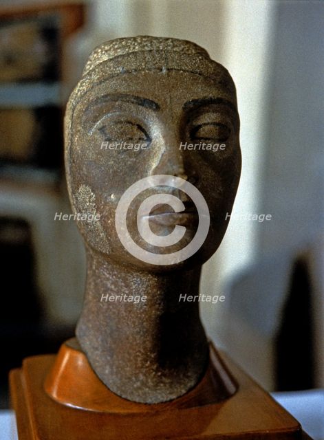 Unfinished bust of Nefertiti, it comes from Tell-el-Amarna.