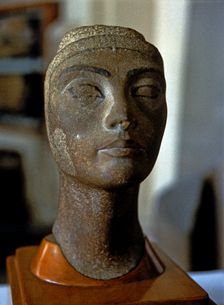 Unfinished bust of Nefertiti, it comes from Tell-el-Amarna
