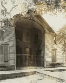 Unidentified building, Natchez vic., Adams County, Mississippi, 1938. Creator: Frances Benjamin Johnston