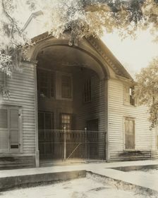 Unidentified building, Natchez vic., Adams County, Mississippi, 1938. Creator: Frances Benjamin Johnston