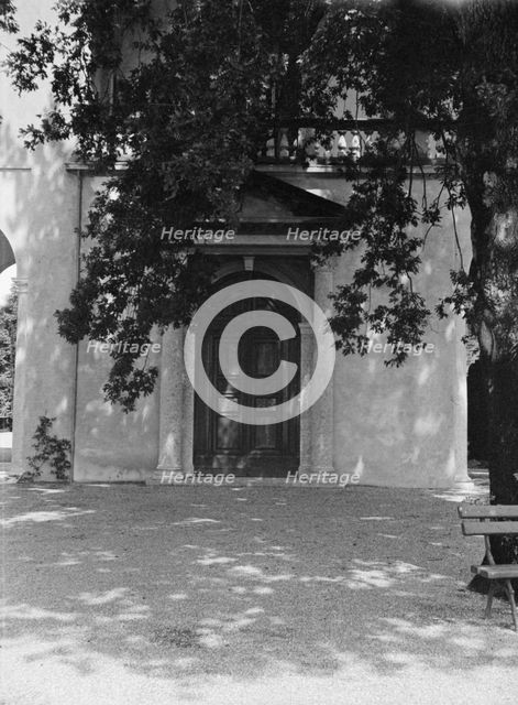 Unidentified building, possibly in Charleston, South Carolina, or New Orleans, between 1920 and 1926 Creator: Arnold Genthe.