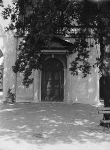 Unidentified building, possibly in Charleston, South Carolina, or New Orleans, between 1920 and 1926 Creator: Arnold Genthe