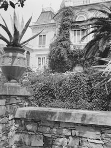 Unidentified building, possibly in Charleston, South Carolina, or New Orleans, between 1920 and 1926 Creator: Arnold Genthe