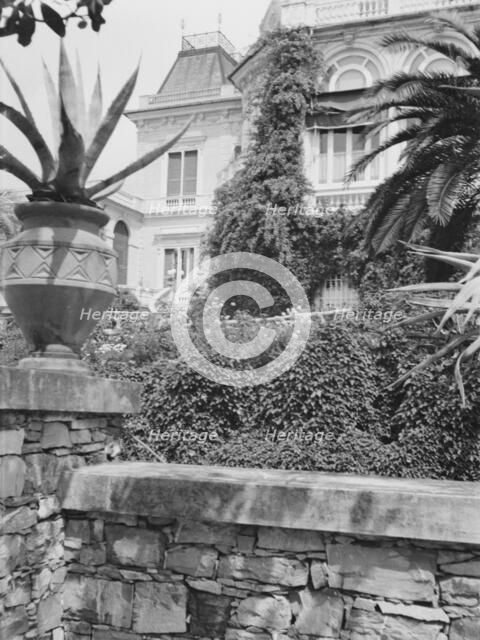 Unidentified building, possibly in Charleston, South Carolina, or New Orleans, between 1920 and 1926 Creator: Arnold Genthe.