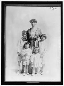 Unidentified Family, between 1916 and 1918. Creator: Harris & Ewing