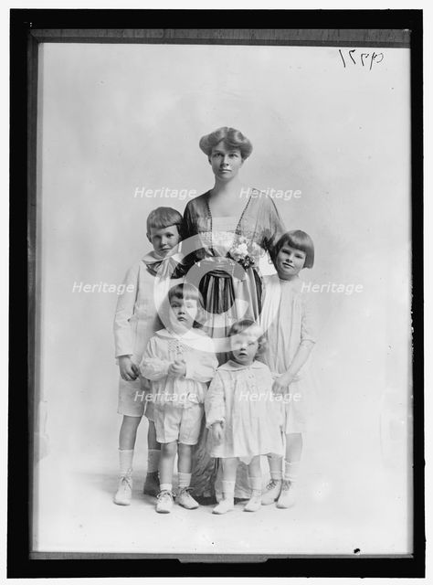 Unidentified Family, between 1916 and 1918. Creator: Harris & Ewing.