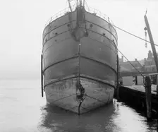 Unidentified freighter, Detroit, Mich., between 1906 and 1915. Creator: Unknown