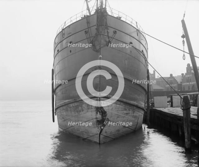 Unidentified freighter, Detroit, Mich., between 1906 and 1915. Creator: Unknown.