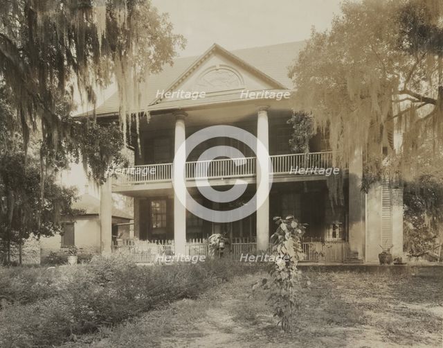 Unidentified house, Natchez vic., Adams County, Mississippi, 1938. Creator: Frances Benjamin Johnston.