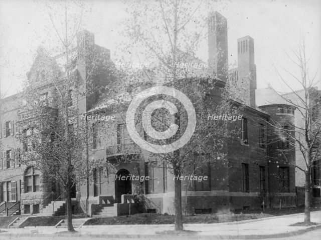 Unidentified Washington, D.C., building exterior, (1900?). Creator: Frances Benjamin Johnston.