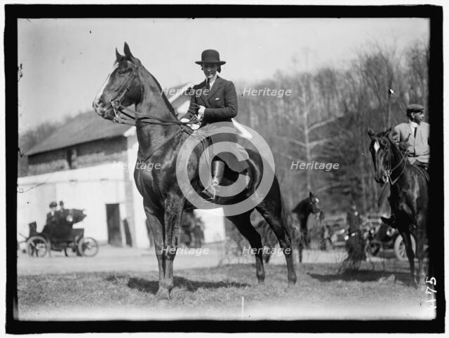 Unidentified Woman On Horse, between 1909 and 1914. Creator: Harris & Ewing.