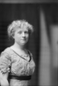 Unidentified woman, possibly Miss Oaks or Mrs. K. Kitchen, portrait photograph, ca. 1912. Creator: Arnold Genthe