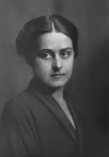 Unidentified woman, possibly Miss Viola Page, portrait photograph, (1916?). Creator: Arnold Genthe