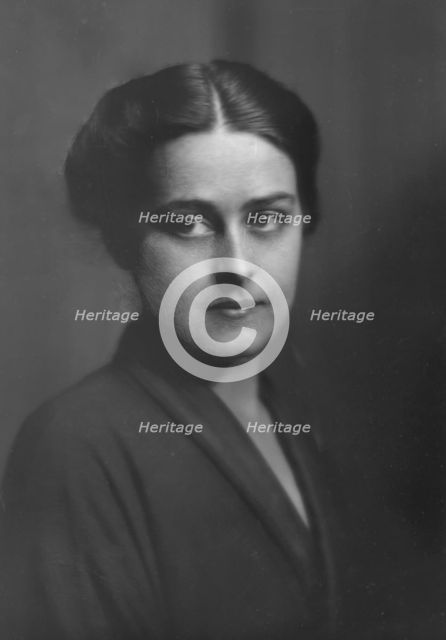 Unidentified woman, possibly Miss Viola Page, portrait photograph, (1916?). Creator: Arnold Genthe.
