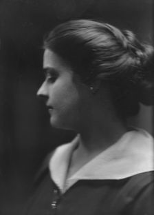 Unidentified woman, possibly Miss Viola Page, portrait photograph, (1916?). Creator: Arnold Genthe