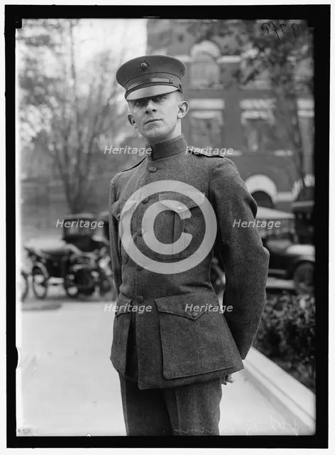 Uniforms: Private, Marine Corps, between 1916 and 1918. Creator: Harris & Ewing.