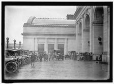 Union Station scene, between 1911 and 1920. Creator: Harris & Ewing