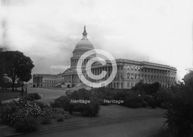 United States Capitol, Washington, D.C., between 1900 and 1905. Creator: Unknown.