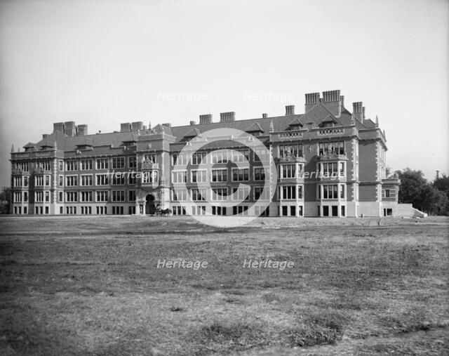 University of Minnesota, main building (Folwell Hall), Minneapolis, Minn., between 1907 and 1910. Creator: Unknown.