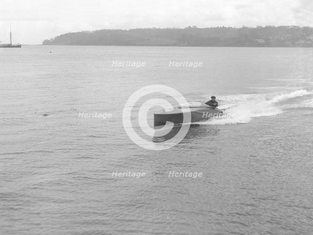 Unknown hydroplane underway, 1914. Creator: Kirk & Sons of Cowes.