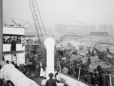 Unloading a banana steamer, Baltimore, Md., c1905. Creator: Unknown