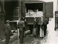 Unloading crates at the West Yard of Burlington House, 1935. Creator: Topical Press Agency