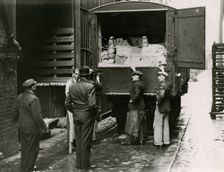 Unloading crates at the West Yard of Burlington House, 1935. Creator: Topical Press Agency