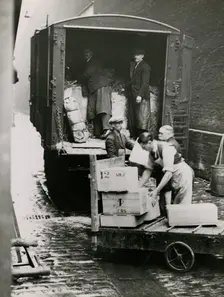 Unloading exhibits at the West Yard of Burlington House, 1935. Creator: Topical Press Agency