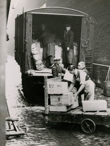 Unloading exhibits at the West Yard of Burlington House, 1935. Creator: Topical Press Agency