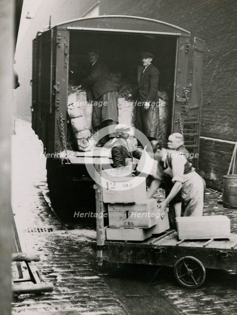 Unloading exhibits at the West Yard of Burlington House, 1935.  Creator: Topical Press Agency.