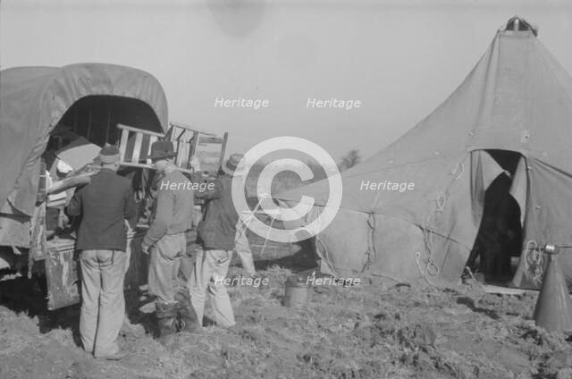 Unloading the household goods of a family who is being..., Forrest City, Arkansas, 1937. Creator: Walker Evans.