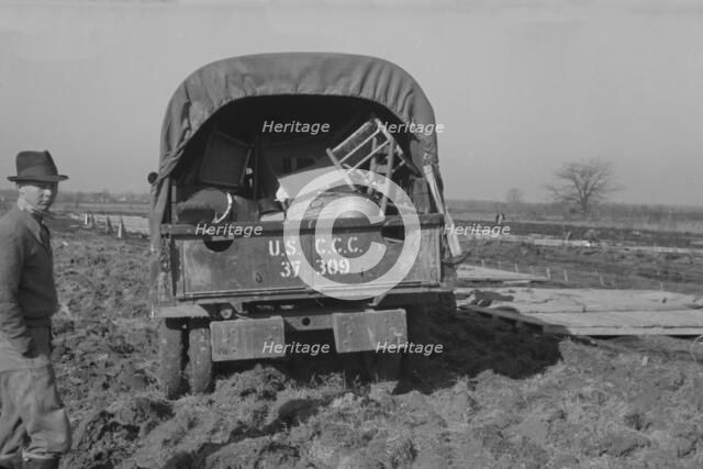 Unloading the household goods of a family who is being..., Forrest City, Arkansas, 1937. Creator: Walker Evans.