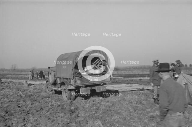 Unloading the household goods of a family who is being..., Forrest City, Arkansas, 1937. Creator: Walker Evans.