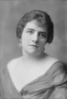 Uhthoff, Sara, Miss, portrait photograph, 1915 July 24. Creator: Arnold Genthe