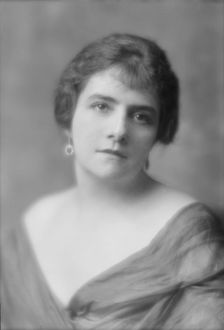 Uhthoff, Sara, Miss, portrait photograph, 1915 July 24. Creator: Arnold Genthe